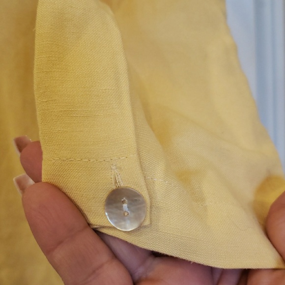 Gorgeous yellow button down  top 2x - Picture 2 of 4